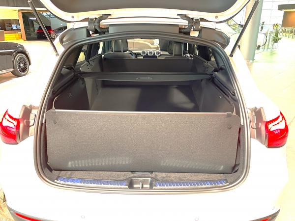 Kofferraumschutz rundum von der Ladekante bis zu den Sitzen der Fahrer- und Beifahrer